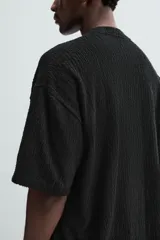 Sudadera negra de tejido con mezcla de algodón con estructura, corte relaxed fit, cuello redondo y manga corta.