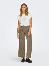 Camiseta blanca de algodón con estampado de flor y la palabra "Envious" en color dorado.