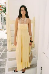 Bolso de mano tipo shopper, tejido con trenzado a contraste de color beige y blanco. Tiene doble asa de hombro y bolsa interior de tela blanca con cierre fruncido.