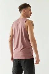 Musculosa gris con estampado de palmeras, la frase "Summer Beachside 1976" y el logo de Mistral.