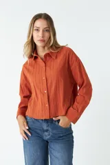Camisa de manga larga color ladrillo con rayas verticales en relieve.