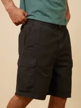 Bermuda cargo gris de corte clásico, con múltiples bolsillos y ajuste cómodo.