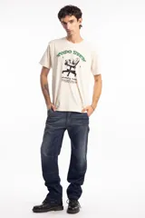 Remera unisex color crema de algodón, con cuello redondo y estampado frontal con la frase "TODO BIEN" en verde y un dibujo de una silla de oficina.