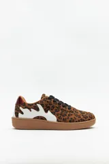 Zapatillas con estampado animal print, recortes en símil cuero blanco y rojo metálico, y suela de 3,5 cm de altura.