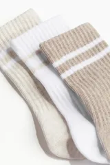 Pack de tres pares de medias deportivas de punto fino suave, confeccionadas con tejido funcional DryMove™ que ayuda a absorber el sudor. Diseño acanalado con borde superior elástico, secciones de ventilación en malla, soporte de arco, talón y punta reforzados.