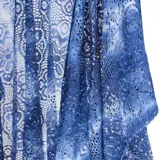 Kimono azul de gasa sintética liviana con estampado floral, calce suelto y ruedo irregular con puntas.