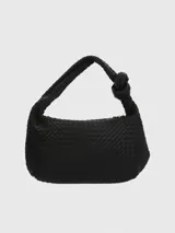 Cartera hobo negra de cuero sintético trenzado, con asa corta con nudo y logo dorado de Hush Puppies en el frente.