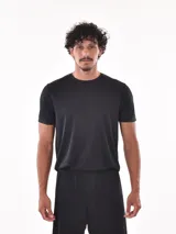 Remera deportiva negra de poliéster con cuello redondo y mangas cortas.