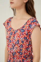 Vestido corto con estampado floral multicolor, escote redondo y cintura elastizada.