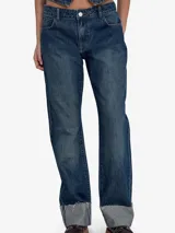 Pantalón de jean azul oscuro, de corte recto, con diseño clásico de cinco bolsillos y dobladillo en el bajo.