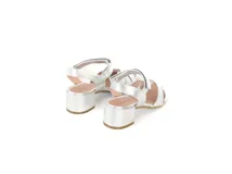 Sandalias plateadas de cuero con tecnología Antistress, forro de piel, plantilla anatómica de PU con acción antibacteriana y suela de poliuretano. Tacón de 4 cm.