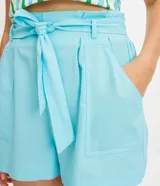 Short negro de lino y viscosa, con cintura elástica, cinturón tipo faja y bolsillos delanteros.