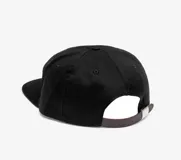Gorro negro de algodón con visera plana y parche circular con el logo de Independent en el frente.