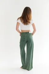 Pantalón jean verde de corte recto.