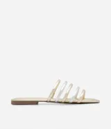 Sandalia plana tipo mule con tiras acolchadas en tonos dorado y plateado alternados, puntera cuadrada y suela plana.