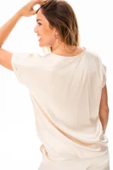 Blusa beige de viscosa con escote redondo y mangas cortas con dobladillo.
