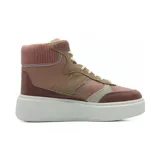 Zapatillas de caña alta color rosa con detalles en marrón y beige, cordones blancos y suela de plataforma blanca.
