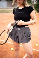 Short deportivo gris con cintura elástica y detalle de volados laterales.
