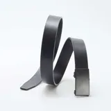 Cinturón negro de cuero sintético con hebilla metálica rectangular.