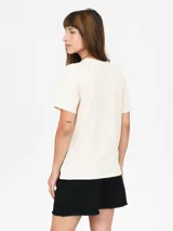 Remera color salmón con estampado de flor blanca y texto "Venice California".