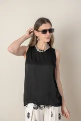 Blusa italiana sin mangas, color negro, con frente de satén y espalda de algodón.