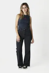 Musculosa negra con cuello redondo y logo estampado en el pecho.