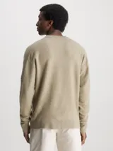 Sweater color beige de lana y acrílico con cuello redondo y corte regular.