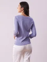 Sweater lila de tejido combinado, con cuello redondo y mangas 3/4 con detalle de botones.