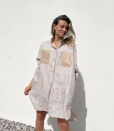 Camisola color beige a rayas verticales finas, confeccionada en lino 100% con bolsillos de gamuza color beige.