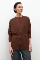 Ruana de tejido de punto color marrón chocolate, con cuello redondo y mangas largas.