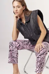 Pantalón jean wide de tiro alto con estampado de cebra en tonos rosa y negro.