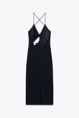 Vestido midi negro de punto con escote pico, tirantes finos cruzados en la espalda, aplique dorado y abertura en la cintura.