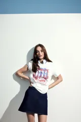 Remera blanca de algodón con cuello redondo y mangas cortas. Estampado frontal con diseño de lata de sardinas con texto en francés y detalles en rojo y azul.