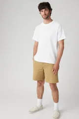 Bermuda color beige de corte recto.