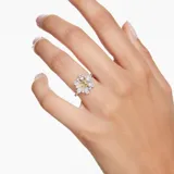 Anillo de cóctel Swarovski modelo Idyllia con diseño de flor, elaborado con zirconias amarillas y transparentes con baño de rodio. Presenta un efecto degradado.