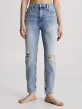Pantalón de jean celeste claro, de corte mom, con roturas en las rodillas y ruedo desflecado.