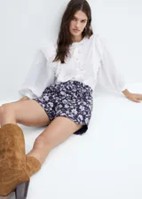 Short de tiro alto con estampado floral, diseño acolchado y cintura elástica.