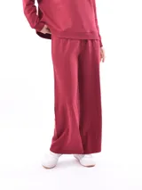 Pantalón de corte ancho color beige, con cintura elástica y detalles de costura.