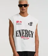 Musculosa blanca de algodón con cuello redondo y sisas amplias. Estampado frontal con texto "Energy Racing" y motivos orientales.