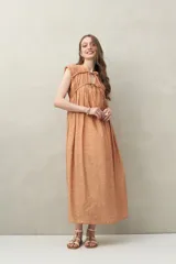 Vestido largo con estampado floral celeste y blanco, escote ajustable con lazo y frunce en la parte superior.