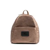 Mochila pequeña color bronce, confeccionada en cuero, con cierre superior y bolsillo frontal con logo XL. Tiene asa de mano y correas ajustables para los hombros.