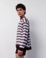Remera manga larga a rayas horizontales marrones y blancas, con cuello y puños marrones.