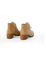 Botines color camel texturizado de cuero vacuno, con cordones frontales y tacón bloque de madera clara de 6 cm.