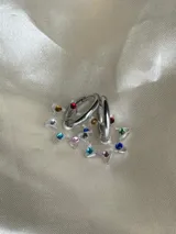 Par de aros dorados con forma de estrella negra.