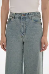 Pantalón de jean de tiro medio, color negro lavado, con corte ancho y pierna recta.