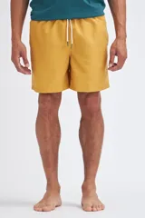 Short de baño color ocre con cordón ajustable en la cintura.