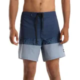 Boardshort de hombre, largo hasta la mitad del muslo, con diseño de bloques de color. La parte superior es azul oscuro, la sección media tiene un estampado abstracto en tonos azules y la parte inferior es gris claro. Cuenta con cordón de ajuste negro en la cintura.