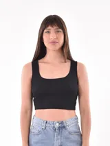Musculosa corta negra de breteles anchos y escote cuadrado.