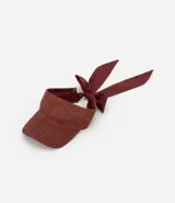 Visera de paja trenzada color ladrillo, con lazo ajustable en la parte posterior.