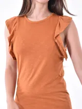 Vestido largo color amarillo, de corte recto y mangas cortas con volados.